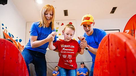 Mini oviratlonci s pomočjo znanih obrazov premagali vse izzive